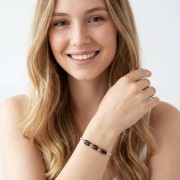 Bransoletka z brązowym turmalinem na ręce modelki delikatna biżuteria w kolorach ziemi