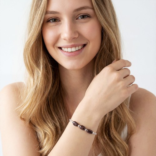 Bransoletka z brązowym turmalinem na ręce modelki delikatna biżuteria w kolorach ziemi