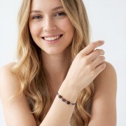 Modelka w biżuterii artystycznej bransoletka oksydowana z turmalinem drawit styl boho talizman uziemienia