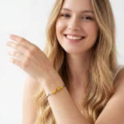 Modelka w biżuterii artystycznej bransoletka oksydowana z turmalinem żółtym styl boho