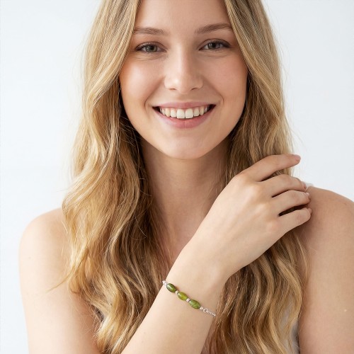 Bransoletka z zielonym turmalinem na ręce modelki delikatna biżuteria naturalna talizman witalności