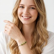 Modelka w biżuterii artystycznej bransoletka oksydowana z turmalinem zielonym styl boho