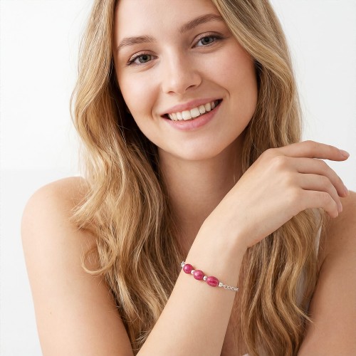 Bransoletka z różowym turmalinem na ręce modelki delikatna biżuteria nieregularne kamienie talizman miłości