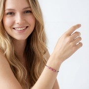 Modelka w biżuterii artystycznej bransoletka oksydowana z turmalinem różowym styl boho