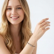 Modelka w biżuterii artystycznej bransoletka oksydowana z labradorytem styl boho talizman transformacji