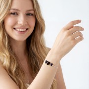 Bransoletka z Nocą Kairu na ręce modelki biżuteria wieczorowa mieniąca się jak gwiazdy