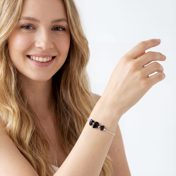 Bransoletka z Nocą Kairu na ręce modelki biżuteria wieczorowa mieniąca się jak gwiazdy