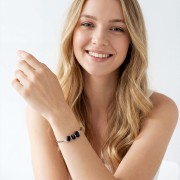 Modelka w biżuterii artystycznej bransoletka oksydowana z Nocą Kairu styl boho talizman ambicji