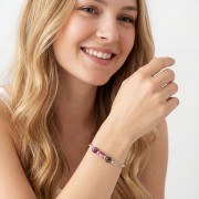 Bransoletka z jadeitem na ręce modelki delikatna biżuteria zielona talizman harmonii