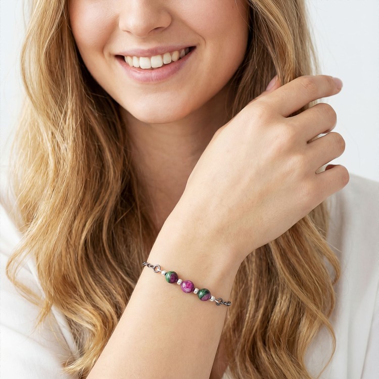 Modelka w biżuterii artystycznej bransoletka oksydowana z jadeitem styl boho