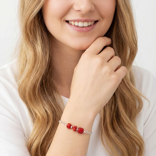 Bransoletka z koralem na ręce modelki biżuteria z naturalnych bryłek czerwona energia