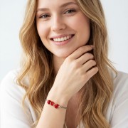 Modelka w biżuterii artystycznej bransoletka oksydowana z koralem styl boho