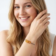 Modelka w biżuterii artystycznej bransoletka oksydowana z bursztynem styl boho polskie rękodzieło