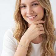 Bransoletka z kryształem górskim na ręce modelki delikatna biżuteria ślubna i na co dzień