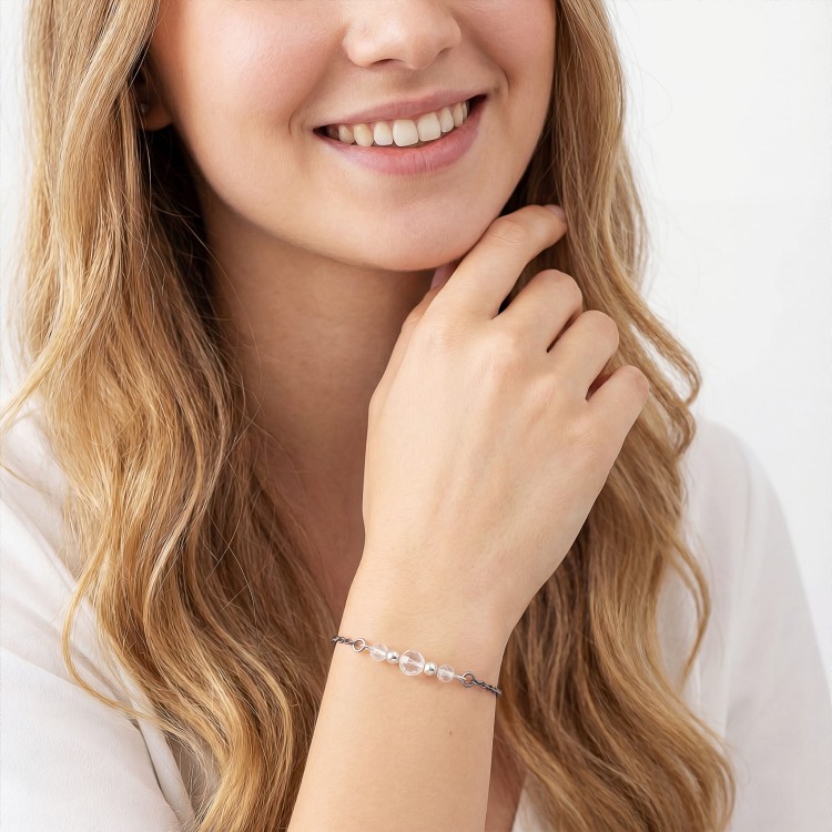 Modelka w biżuterii artystycznej bransoletka oksydowana z kryształem górskim styl boho