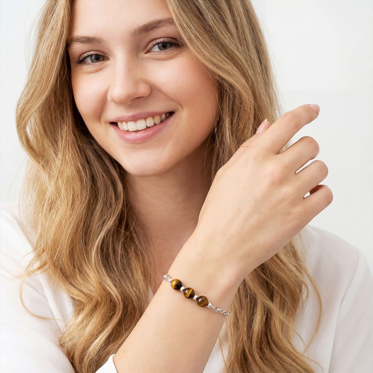 Bransoletka z tygrysim okiem na ręce modelki delikatna biżuteria brązowa talizman sukcesu