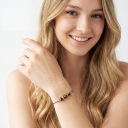 Modelka w biżuterii artystycznej bransoletka oksydowana z tygrysim okiem styl boho