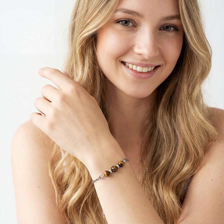 Modelka w biżuterii artystycznej bransoletka oksydowana z tygrysim okiem styl boho