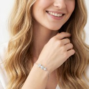 Bransoletka z akwamarynem na ręce modelki delikatna biżuteria błękitna na lato