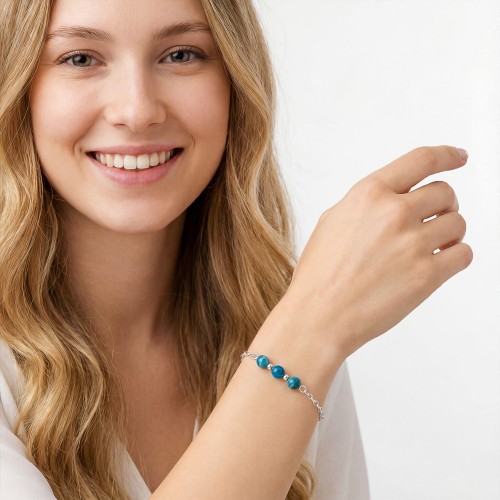 Bransoletka z apatytem na ręce modelki delikatna biżuteria niebieska talizman motywacji