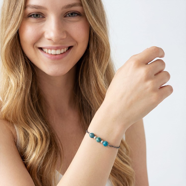 Modelka w biżuterii artystycznej bransoletka oksydowana z apatytem styl boho