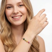 Bransoletka z kolorowym turmalinem na ręce modelki delikatna biżuteria wielobarwna talizman radości