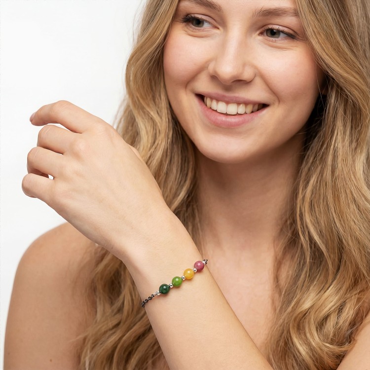 Modelka w biżuterii artystycznej bransoletka oksydowana z turmalinem kolorowym styl boho