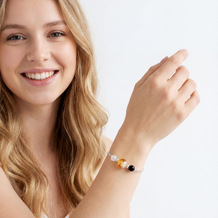 Bransoletka z trzema kamieniami na ręce modelki talizman miłości i ochrony