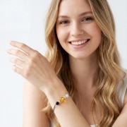 Modelka w biżuterii artystycznej bransoletka oksydowana multikolor styl boho