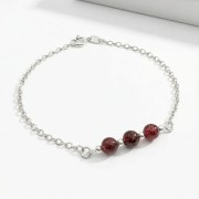 Srebrna bransoletka z naturalnym granatem jasne srebro 925 zbliżenie na czerwone kamienie
