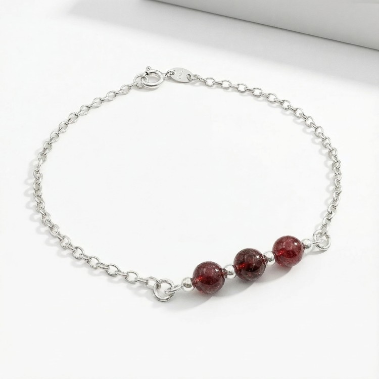 Srebrna bransoletka z naturalnym granatem jasne srebro 925 zbliżenie na czerwone kamienie