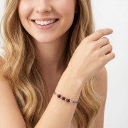 Modelka w biżuterii artystycznej bransoletka oksydowana z granatem styl boho