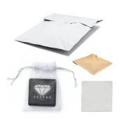 Stylowe opakowania JASZCZ ART o eleganckim, minimalistycznym designie, idealne do pakowania prezentów i produktów artystycznych. Solidne wykonanie i nowoczesny wygląd opakowań JASZCZ ART podkreślają wyjątkowy charakter każdej zawartości.